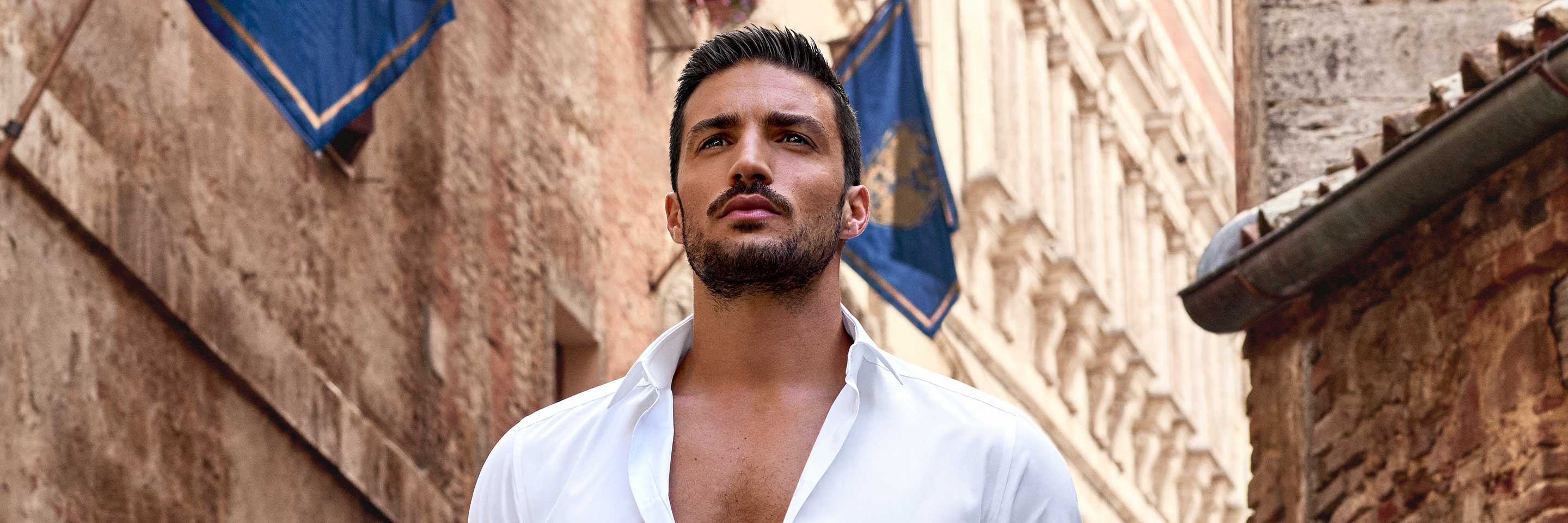 mariano di vaio биография. 5df8b76c0eee3527466699. mariano di vaio биография фото. mariano di vaio биография-5df8b76c0eee3527466699. картинка mariano di vaio биография. картинка 5df8b76c0eee3527466699. Мне нравится наблюдать за людьми. Многие пугаются, когда я говорю это. Но я расскажу, как все началось. Я сидел на скамейке Оксфорд-стрит в Лондоне. Это была одна из первых моих ночей в городе. Я стал смотреть по сторонам и увидел странно одетого человека. Сами по себе его вещи были не так уж хороши, но он шел так уверенно, преподносил их с таким достоинством, что я невольно поверил – этот человек одет круто. Тогда я понял, что в любом наряде можно выглядеть на миллион. Например, вспомни Рианну. Глядя на нее, всегда думаешь: "Вау, это нереально, почему у меня не получается так одеваться?", а потом видишь ее вещи в магазине: чаще всего они странные, иногда даже пугающие. Но все меняет ее личное отношение к ним и к себе в этих вещах. Или Брэд Питт и Джонни Депп. Может быть, Брэд Питт в сто раз красивее Деппа, но большинство девушек выбирают второго – у него есть шарм, есть особое умение подавать себя. Я люблю моду за эти возможности. mariano di vaio биография. 5df8b76c0eee3527466699. mariano di vaio биография фото. mariano di vaio биография-5df8b76c0eee3527466699. картинка mariano di vaio биография. картинка 5df8b76c0eee3527466699. Мне нравится наблюдать за людьми. Многие пугаются, когда я говорю это. Но я расскажу, как все началось. Я сидел на скамейке Оксфорд-стрит в Лондоне. Это была одна из первых моих ночей в городе. Я стал смотреть по сторонам и увидел странно одетого человека. Сами по себе его вещи были не так уж хороши, но он шел так уверенно, преподносил их с таким достоинством, что я невольно поверил – этот человек одет круто. Тогда я понял, что в любом наряде можно выглядеть на миллион. Например, вспомни Рианну. Глядя на нее, всегда думаешь: "Вау, это нереально, почему у меня не получается так одеваться?", а потом видишь ее вещи в магазине: чаще всего они странные, иногда даже пугающие. Но все меняет ее личное отношение к ним и к себе в этих вещах. Или Брэд Питт и Джонни Депп. Может быть, Брэд Питт в сто раз красивее Деппа, но большинство девушек выбирают второго – у него есть шарм, есть особое умение подавать себя. Я люблю моду за эти возможности.