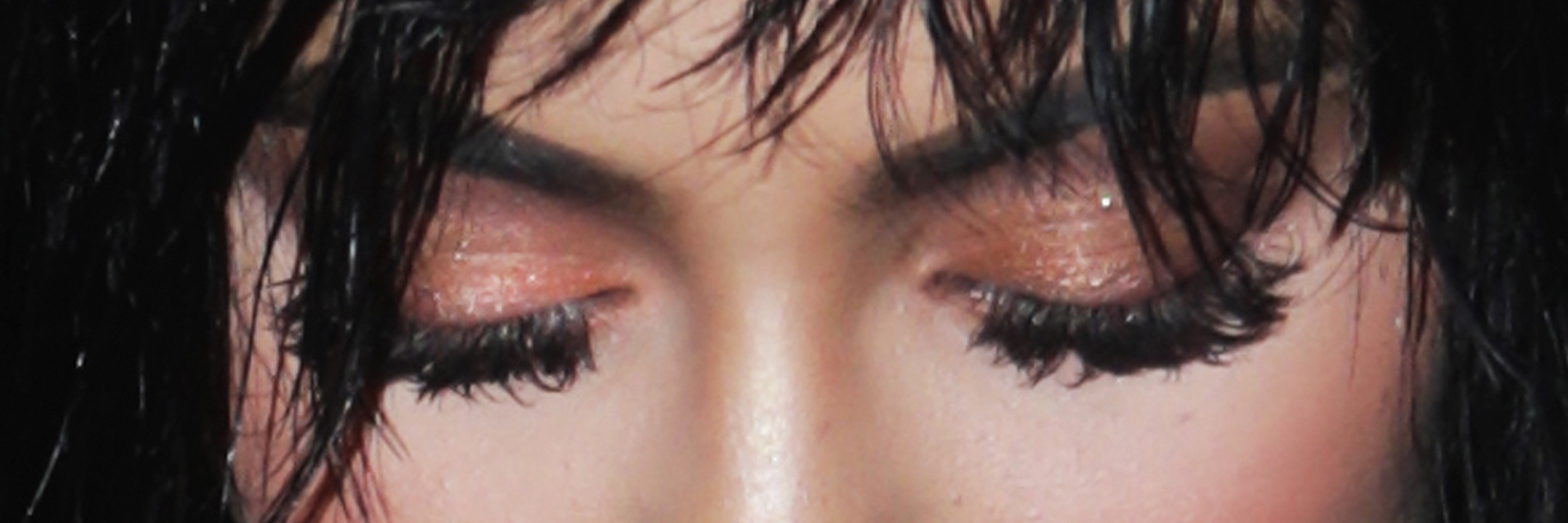 Косметика Kylie Jenner: отзыв бьюти-редактора на хайлайтер, блеск для губ и карандаш для глаз 