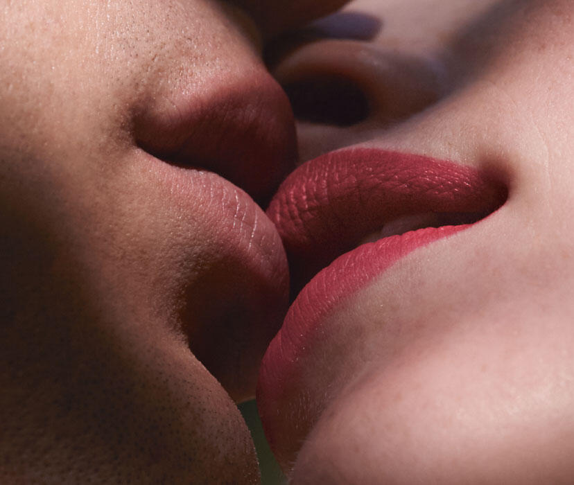 Всемирный день поцелуя: очень страстная бьюти-съемка