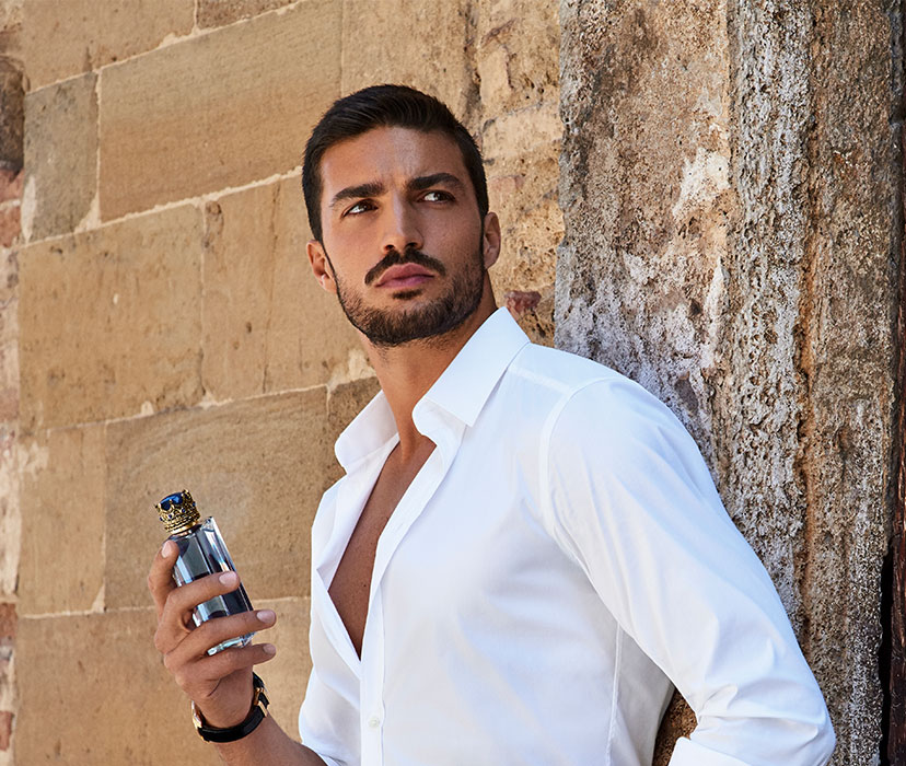 mariano di vaio биография. 5df8b76c25b08977085525. mariano di vaio биография фото. mariano di vaio биография-5df8b76c25b08977085525. картинка mariano di vaio биография. картинка 5df8b76c25b08977085525. Мне нравится наблюдать за людьми. Многие пугаются, когда я говорю это. Но я расскажу, как все началось. Я сидел на скамейке Оксфорд-стрит в Лондоне. Это была одна из первых моих ночей в городе. Я стал смотреть по сторонам и увидел странно одетого человека. Сами по себе его вещи были не так уж хороши, но он шел так уверенно, преподносил их с таким достоинством, что я невольно поверил – этот человек одет круто. Тогда я понял, что в любом наряде можно выглядеть на миллион. Например, вспомни Рианну. Глядя на нее, всегда думаешь: "Вау, это нереально, почему у меня не получается так одеваться?", а потом видишь ее вещи в магазине: чаще всего они странные, иногда даже пугающие. Но все меняет ее личное отношение к ним и к себе в этих вещах. Или Брэд Питт и Джонни Депп. Может быть, Брэд Питт в сто раз красивее Деппа, но большинство девушек выбирают второго – у него есть шарм, есть особое умение подавать себя. Я люблю моду за эти возможности. mariano di vaio биография. 5df8b76c25b08977085525. mariano di vaio биография фото. mariano di vaio биография-5df8b76c25b08977085525. картинка mariano di vaio биография. картинка 5df8b76c25b08977085525. Мне нравится наблюдать за людьми. Многие пугаются, когда я говорю это. Но я расскажу, как все началось. Я сидел на скамейке Оксфорд-стрит в Лондоне. Это была одна из первых моих ночей в городе. Я стал смотреть по сторонам и увидел странно одетого человека. Сами по себе его вещи были не так уж хороши, но он шел так уверенно, преподносил их с таким достоинством, что я невольно поверил – этот человек одет круто. Тогда я понял, что в любом наряде можно выглядеть на миллион. Например, вспомни Рианну. Глядя на нее, всегда думаешь: "Вау, это нереально, почему у меня не получается так одеваться?", а потом видишь ее вещи в магазине: чаще всего они странные, иногда даже пугающие. Но все меняет ее личное отношение к ним и к себе в этих вещах. Или Брэд Питт и Джонни Депп. Может быть, Брэд Питт в сто раз красивее Деппа, но большинство девушек выбирают второго – у него есть шарм, есть особое умение подавать себя. Я люблю моду за эти возможности.