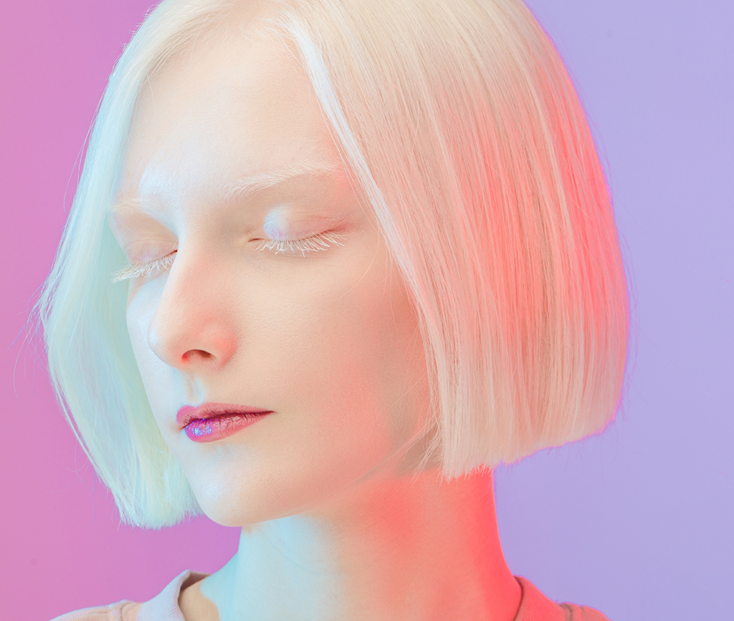 Девушка-альбинос с фиолетовыми глазами рассказала, как живет с такой внешностью