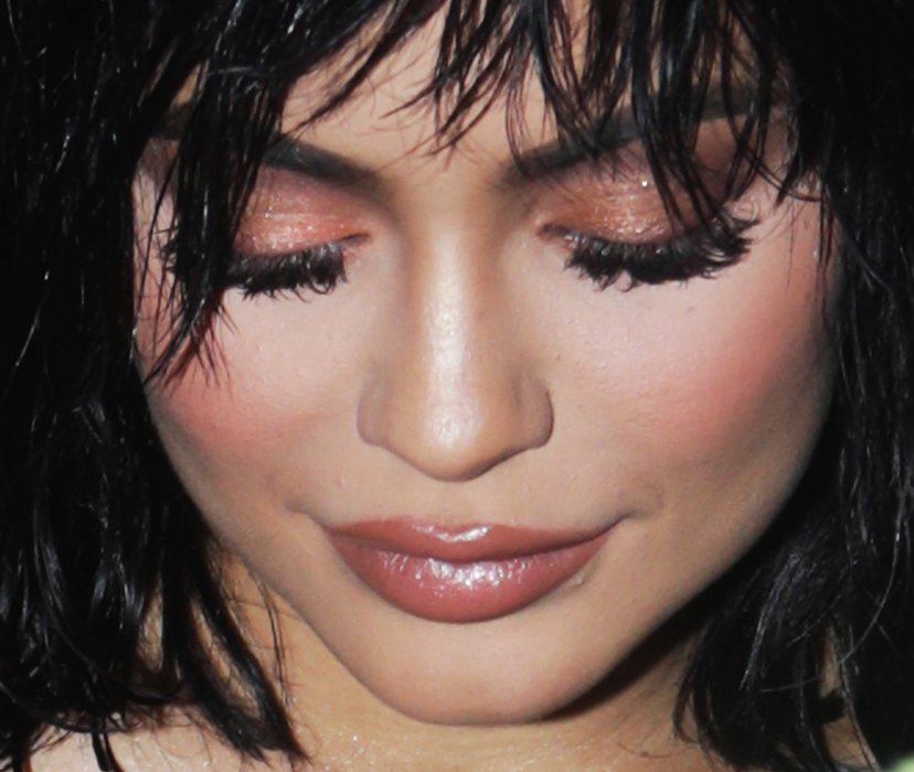 Косметика Kylie Jenner: отзыв бьюти-редактора на хайлайтер, блеск для губ и карандаш для глаз 