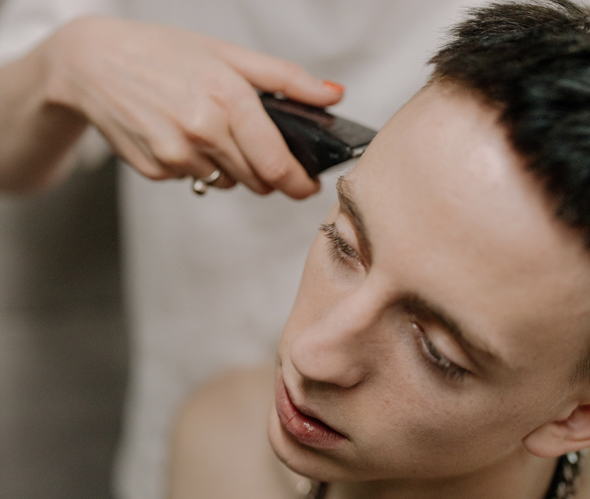 Почему метод «инстинктивной стрижки» набирает такую популярность? Объясняют парикмахеры